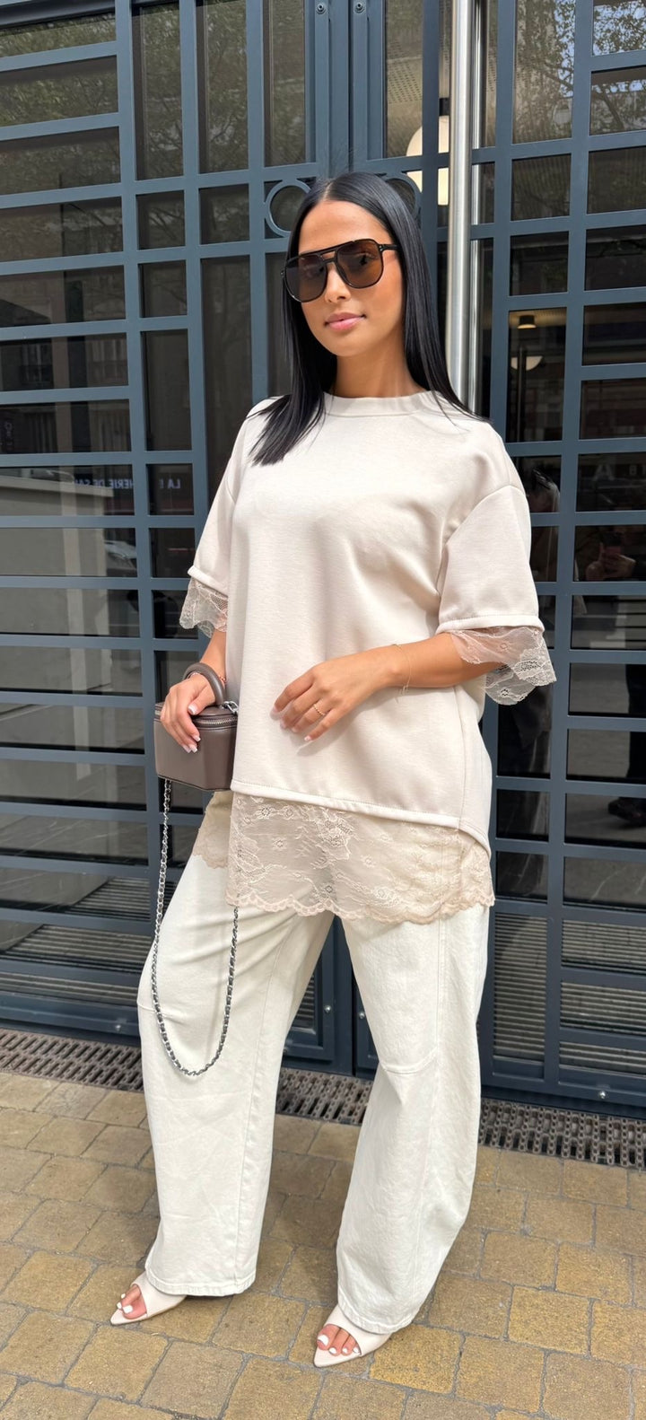 T-shirt beige détail dentelle chic