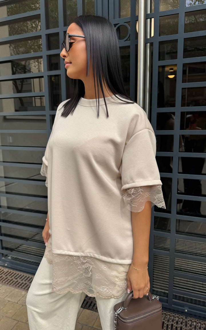 T-shirt beige détail dentelle chic